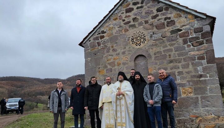 Священники и прихожане Сербской Православной Церкви у храма св. Архангела Михаила в косовском муниципалитете Подуево. Фото: eparhija-prizren.com