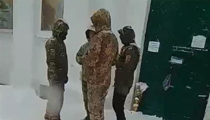 People in balaclavas block the entrance to the Trinity Cathedral in Chernihiv. Photo: UOJ