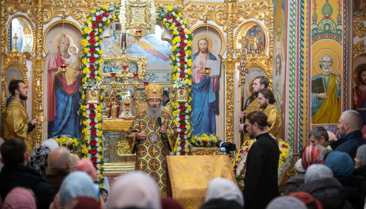 Митрополит Онуфрій виголошує проповідь у храмі святих Адріана та Наталії. Фото: news.church.ua