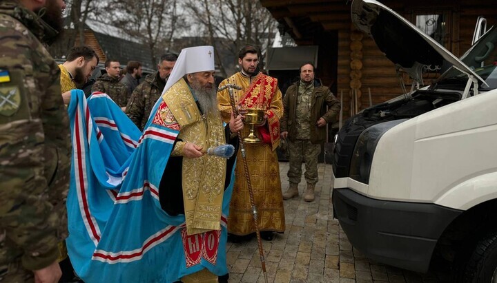 Освящение автомобиля Блаженнейшим Митрополитом Онуфрием. Фото: t.me/kalnyshevsky_found