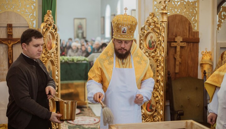 Архиепископ Виктор освящает престол в храме Староконстантиновского монастыря. Фото: страница Хмельницкой епархии УПЦ в Facebook