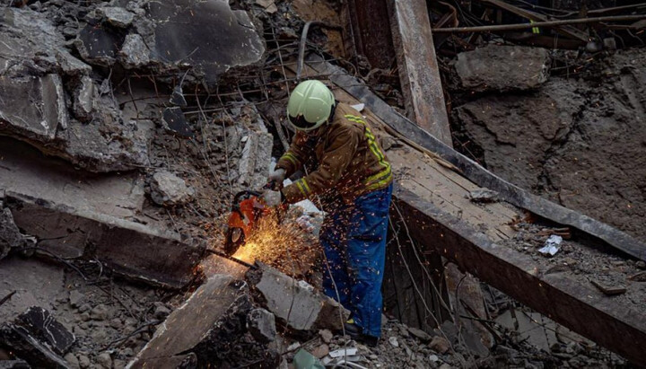 Rescuers getting casualties from the rubble as a result of shelling in Kyiv. Photo: dsns.gov.ua