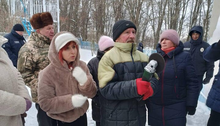 Активисты ПЦУ во главе с заммэра пришли с болгаркой отнимать храм в Чепелевке. Фото: страница Хмельницкой епархии УПЦ в Facebook