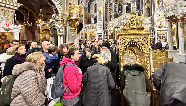 Верующие у мощей преподобного Серафима Саровского. Фото: vimaorthodoxias.gr