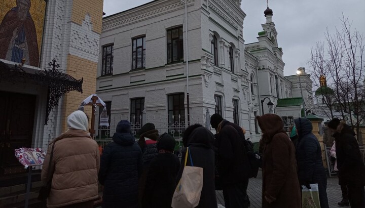 Молитва у стен Лавры. Фото: «Первый казацкий»