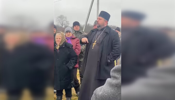 Збори активістів ПЦУ в с. Солотвин. Фото: скриншот відео на сторінці Володимир-Волинської єпархії УПЦ у Facebook