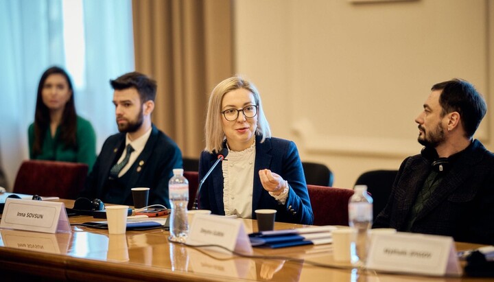 Зустріч чиновників і нардепів, присвячена правам ЛГБТ. Фото: Фб-сторінка Совсун