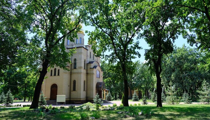 Парк Крючкова та відданий ПЦУ Успенський храм УПЦ у Кропивницькому. Фото: «Точка доступу»