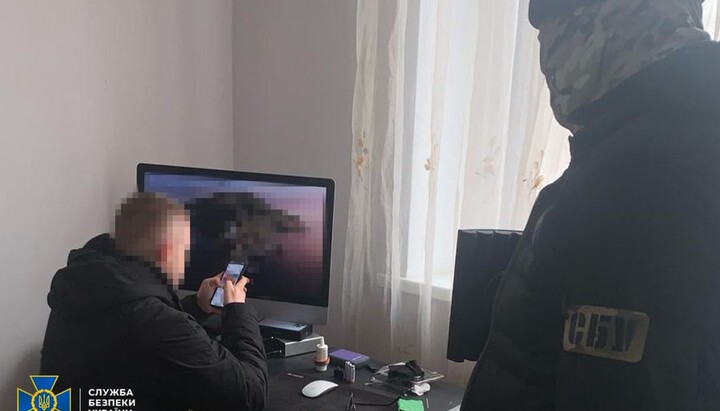 Сотрудники СБУ проводят досмотр компьютерной техники