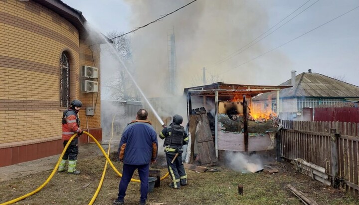 Пожежники врятували храм від вогню. Фото: ДСНС