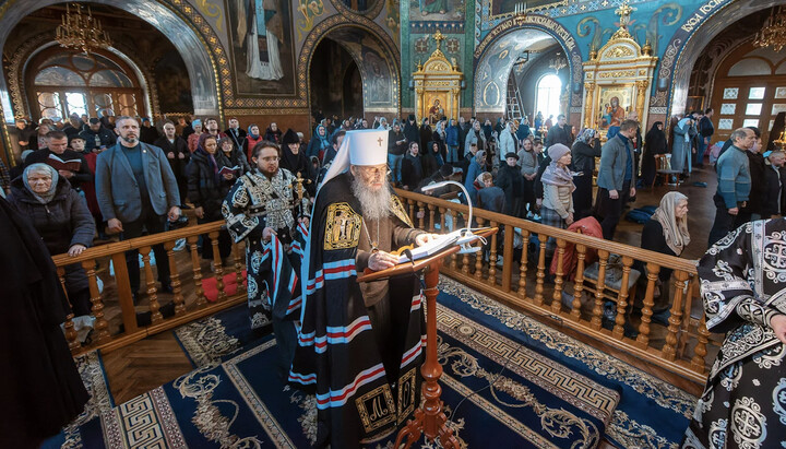 Митрополит Онуфрій читає Великий канон. Фото: news.church.ua