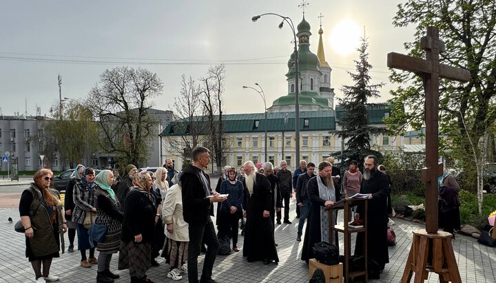 Молитвенное стояние возле Киево-Печерской лавры 8 апреля 2024 г. Фото:t.me/save_Lavra