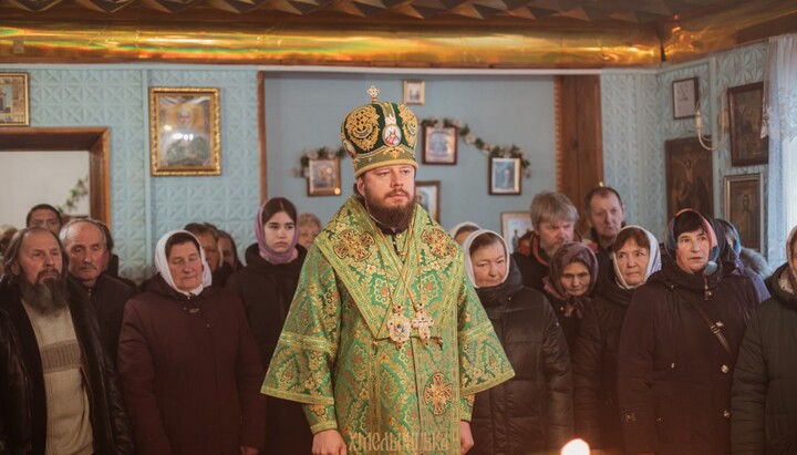 Архиепископ Виктор (Коцаба) совершил литургию в Михайловском приходе с. Стуфчинцы в приспособленном под храм помещении 17 февраля 2024 г. Фото: Хмельницкая епархия