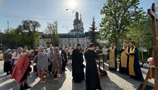 Όλο και περισσότεροι πιστοί έρχονται στη Λαύρα για προσευχή για το ιερό τους