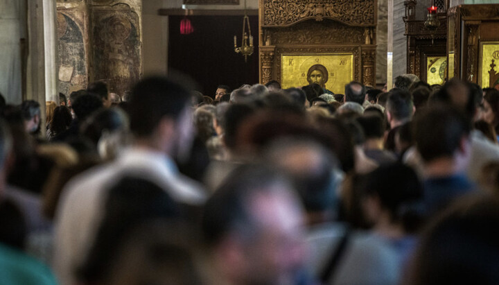 Греческие верующие в храме. Фото: orthodoxianewsagency