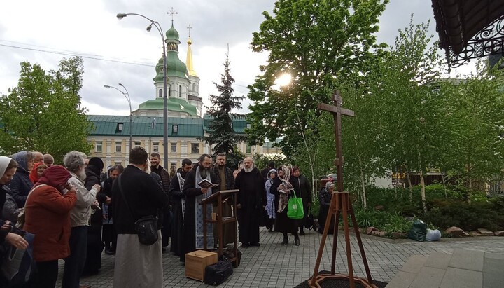 Prayer standing near the Kyiv-Pechersk Lavra 22.04.24g. Photo: t.me/save_Lavra