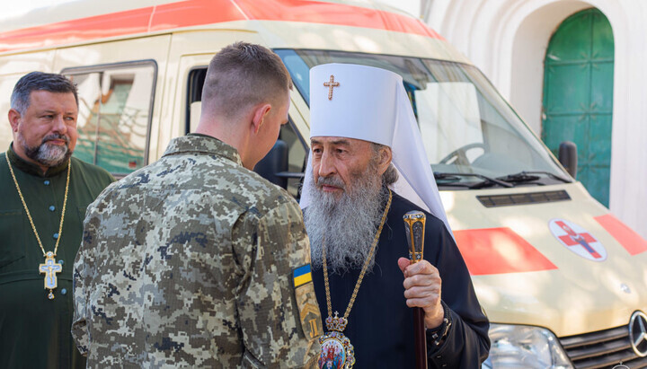 Воин ВСУ и Блаженнейший Митрополит Онуфрий. Фото: news.church.ua