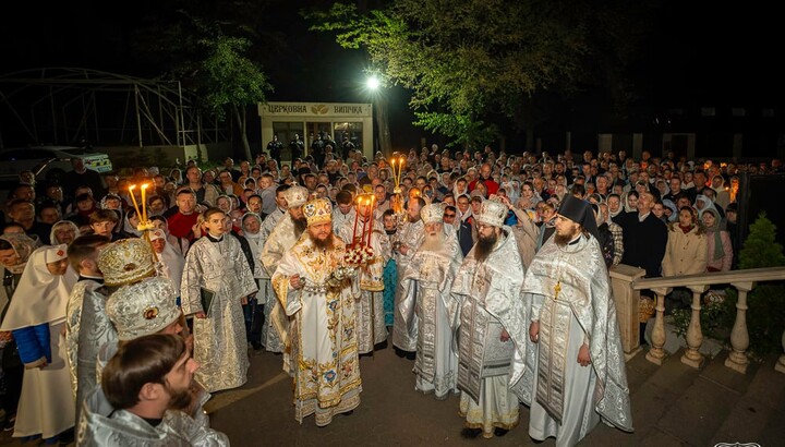 Суди дозволили Черкаському архієрею звершити Пасхальну нічну службу