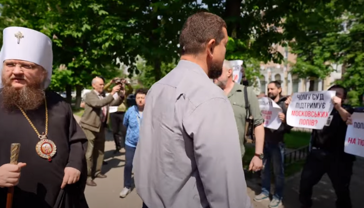 Metropolitan Theodosiy leaving the court building amidst provocateurs' shouts. Photo: Screenshot from the YouTube channel of the Cherkasy Eparchy