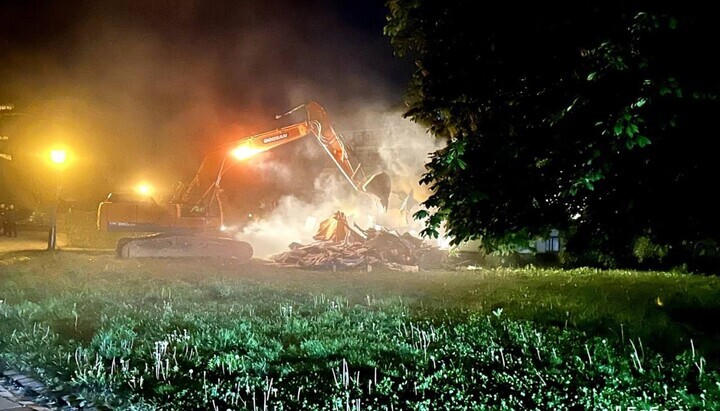 Demolition of the Tithe Church of the UOC at night on May 17, 2024. Photo: babel.ua