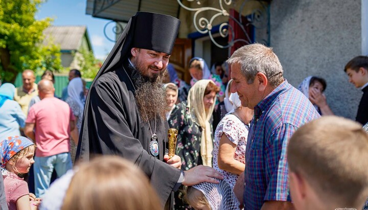 ეპისკოპოსი ანტონი და ელიას ეკლესიის მრევლი. ფოტო: Черкасская епархия