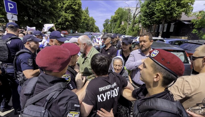 პროვოკაციები ჩერკასის სოსნოვსკის რაიონულ სასამართლოსთან ეპისკოპოსისა და უმე-ის მორწმუნეების მიმართ. ფოტო: Черкасской епархии