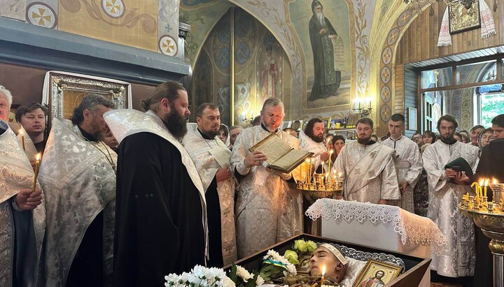 Відспівування загиблого воїна Олександра Максимюка. Фото: Рівненська єпархія