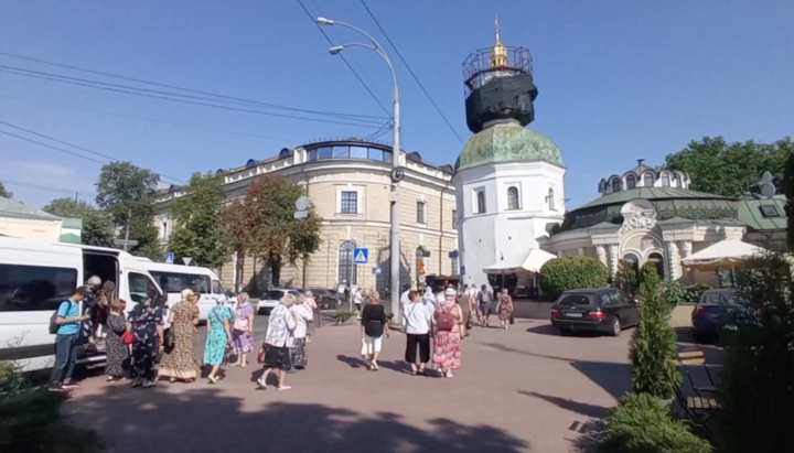 До Києво-Печерської лаври звозили прихильників ПЦУ для заходів