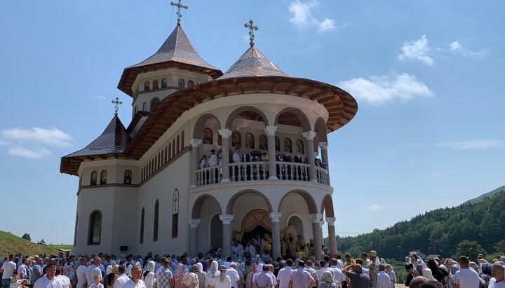 На освячення храму прибуло близько 500 православних буковинців. Фото: facebook.com/orthobuk