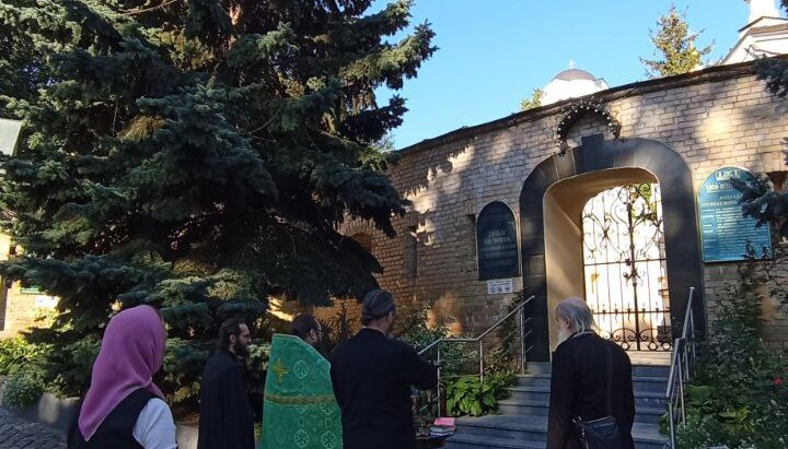 Prayer in front of the locked temple. Photo: Fortress Lavra