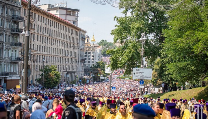 რუსეთის ნათლობის დღეს მსვლელობაში უმე-ის 350 ათასი მორწმუნე მონაწილეობდა. 2021 წლის ფოტო: uoc-news.church