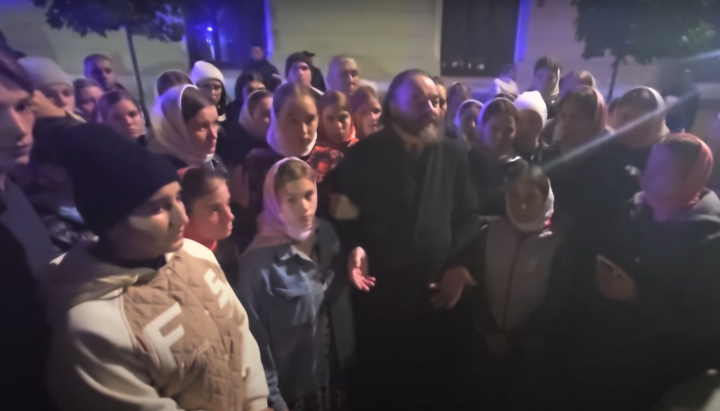 Митрополит Лонгин и верующие под ТЦК в Черновцах. Фото: скриншот YouTube-канала «Банченский Монастырь»