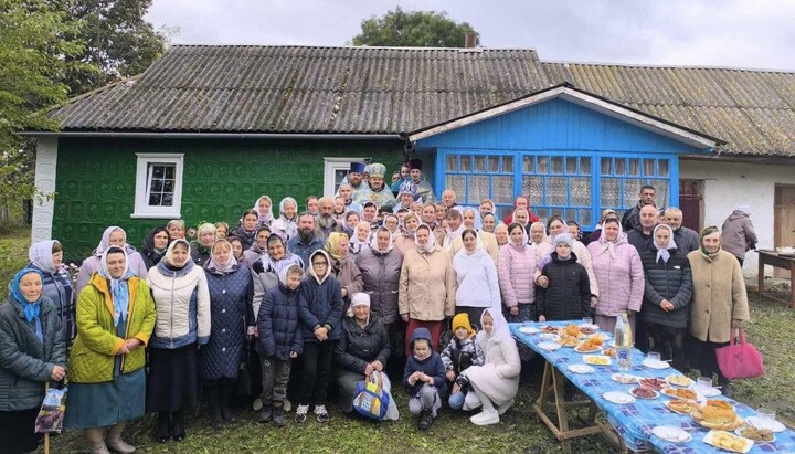 The Intercession Parish of the UOC prays in a repurposed space. Photo: Khmelnytskyi Eparchy