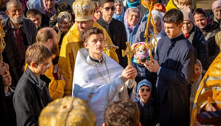 ლიტურგიის დასასრულს ეპისკოპოსმა ჩერქასელებს სულიერი მხარდაჭერის სიტყვებით მიმართა, რის შემდეგაც მორწმუნეებმა ტაძრის გარშემო რელიგიური მსვლელობა მოაწყვეს. ფოტო: Черкасская епахия