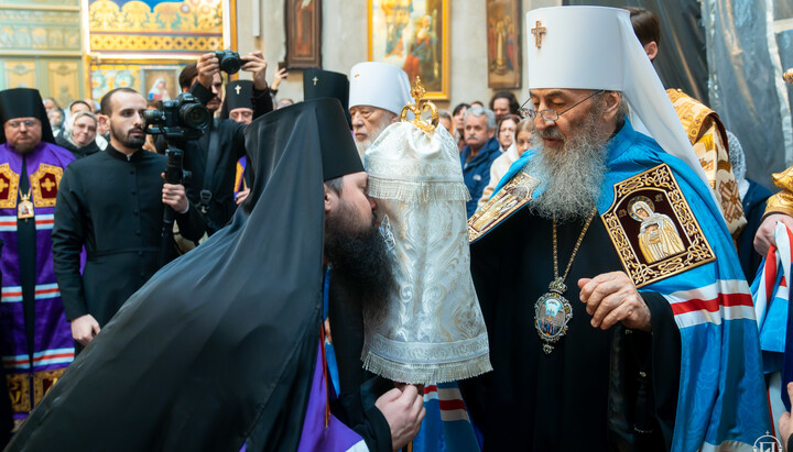 Блаженнейший Митрополит Онуфрий вручает жезл епископу Овидиопольскому Анастасию, викарию Одесской епархии. Фото: uoc-news.church