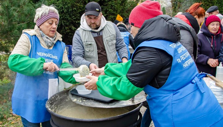 Біля захопленого Михайлівського кафедрального собору УПЦ у п'ятницю ПЦУ годує людей м'ясним кулішем. Фото: t.me/kozakTv1