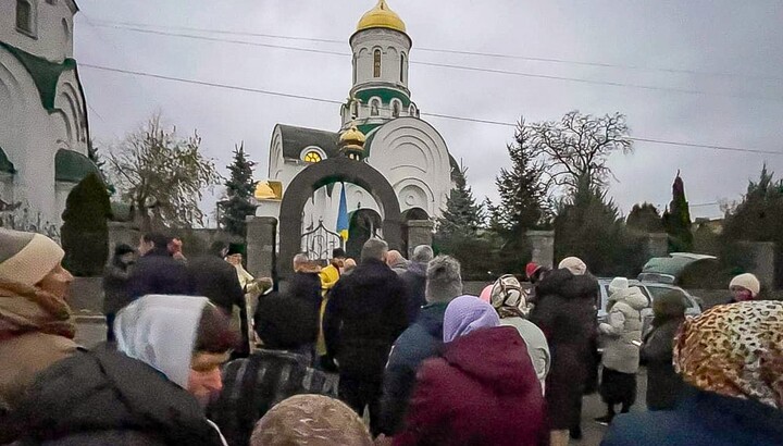 Молитовне стояння біля собору УПЦ у Корсуні-Шевченківському. Фото: Черкаська єпархія