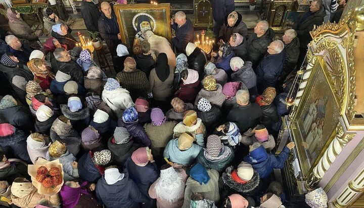 Верующие молятся перед иконой свт. Нектария. Фото: Одесская епархия