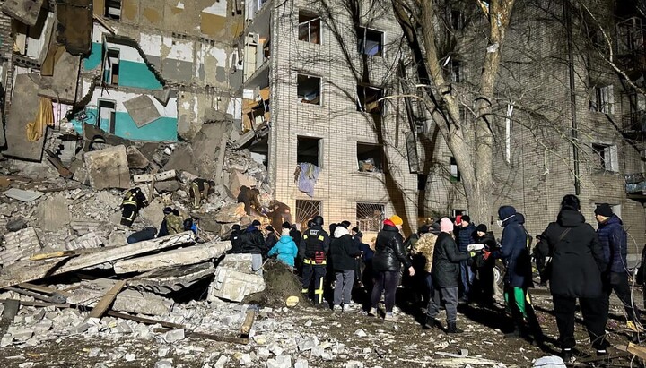 В Глухове беспилотник 18 ноября в 23.20 попал в многоквартирный дом. Фото: ГСЧС