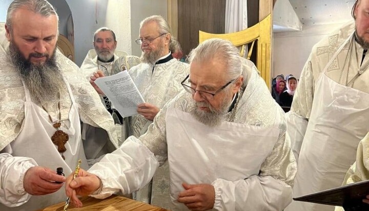 Освящение престола в церкви поселка Погребище. Фото: Белоцековская епархия