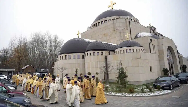 Крестный ход вокруг храма Святой Софии в Варшаве. Фото: orthodox.pl