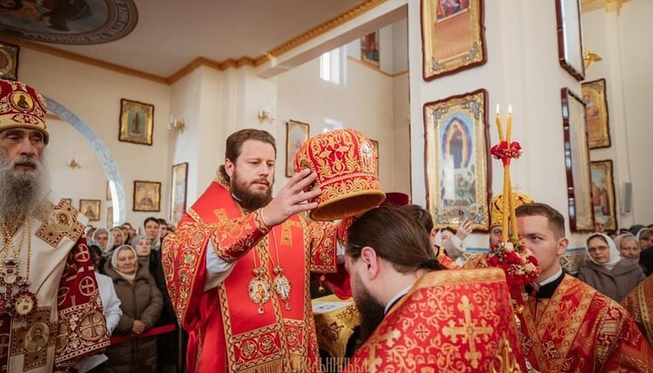 Митрополит Віктор звів у сан архімандрита намісника Іоанно-Предтеченського монастиря. Фото: Хмельницька єпархія