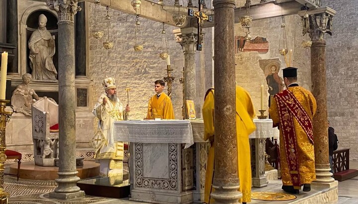 Dumenko near the relics of Saint Nicholas. Photo: Andriy Yurash