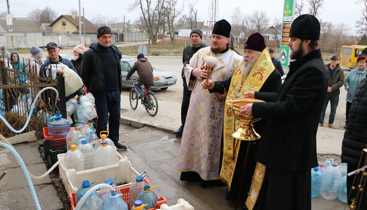 Митрополит Іриней освячує водне джерело при Хрестовоздвиженському храмі УПЦ в Обухівці. Фото: Дніпропетровська єпархія