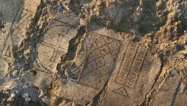 Мозаика с крестом и надписью в центре. (Фото: Эмиль Аладжем/Управление древностей Израиля)