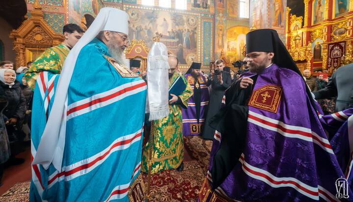 Блаженнейший Митрополит Онуфрий вручает жезл епископу Барышевскому Филарету. Фото: УПЦ