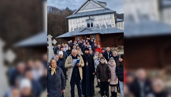 Прихожане Васильевского храма УПЦ в селе Подзахарычи. Фото: фб-страница прихода