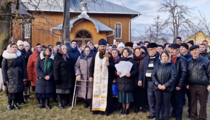 The community of St. Nicholas Church (UOC) in Verkhni Stanivtsi. Photo: Screenshot from Inna Pinyuk’s Facebook Page