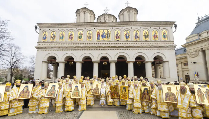 Romanian hierarchs with icons of newly canonized saints. Photo: Romanian Patriarchate website