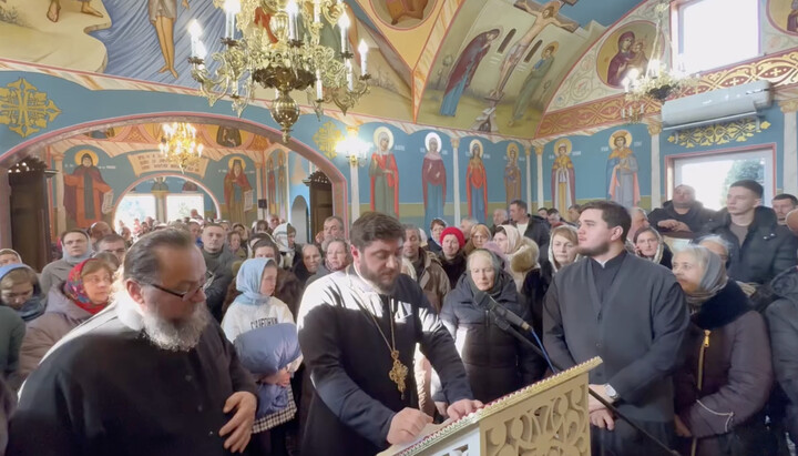 Romanian-speaking UOC believers. Photo: Screenshot from Facebook video